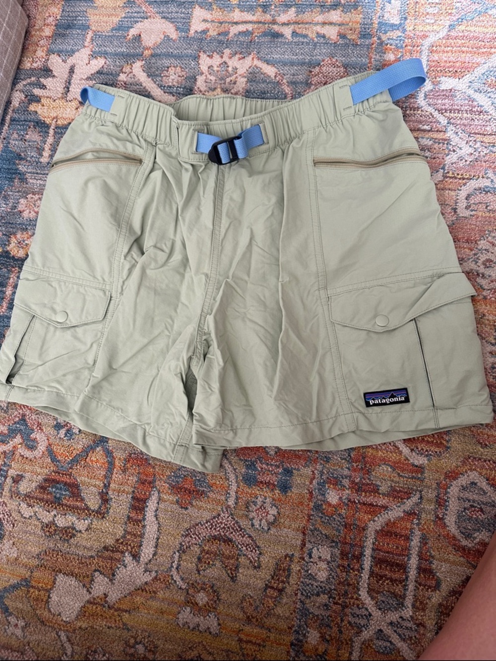 Patagonia women’s Light Sage Cargo Shorts with Blue Belt size Large
